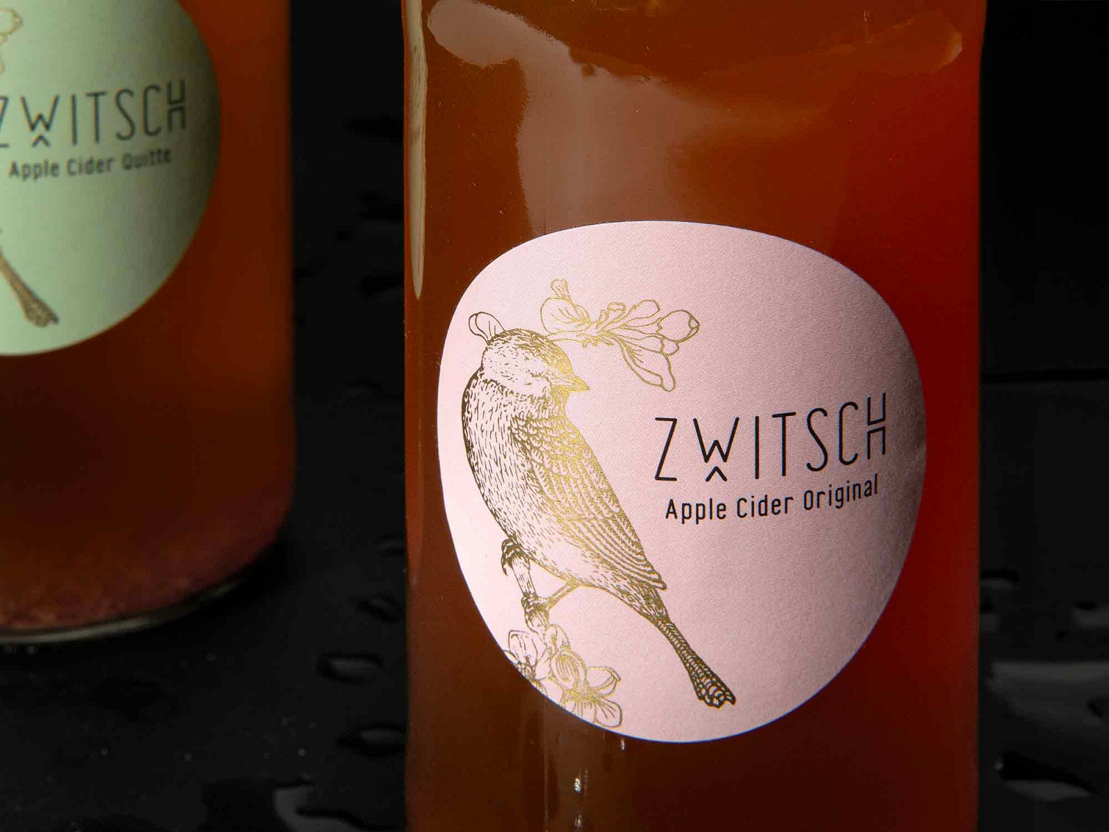 Zwitsch Apple Cider, Logo Etikette