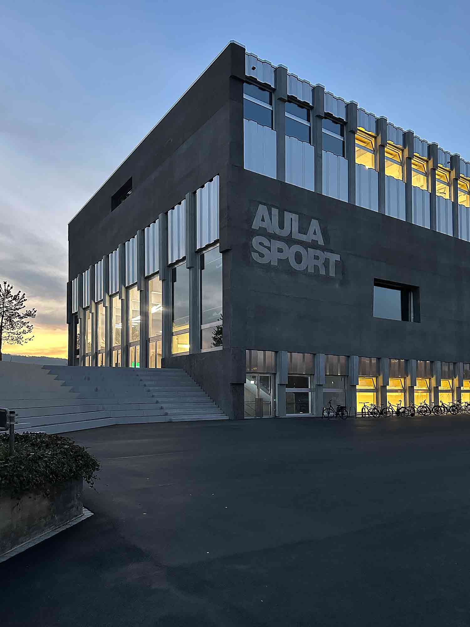 Kantonsschule Limmattal, Signaletik, Fassade, Waschbeton