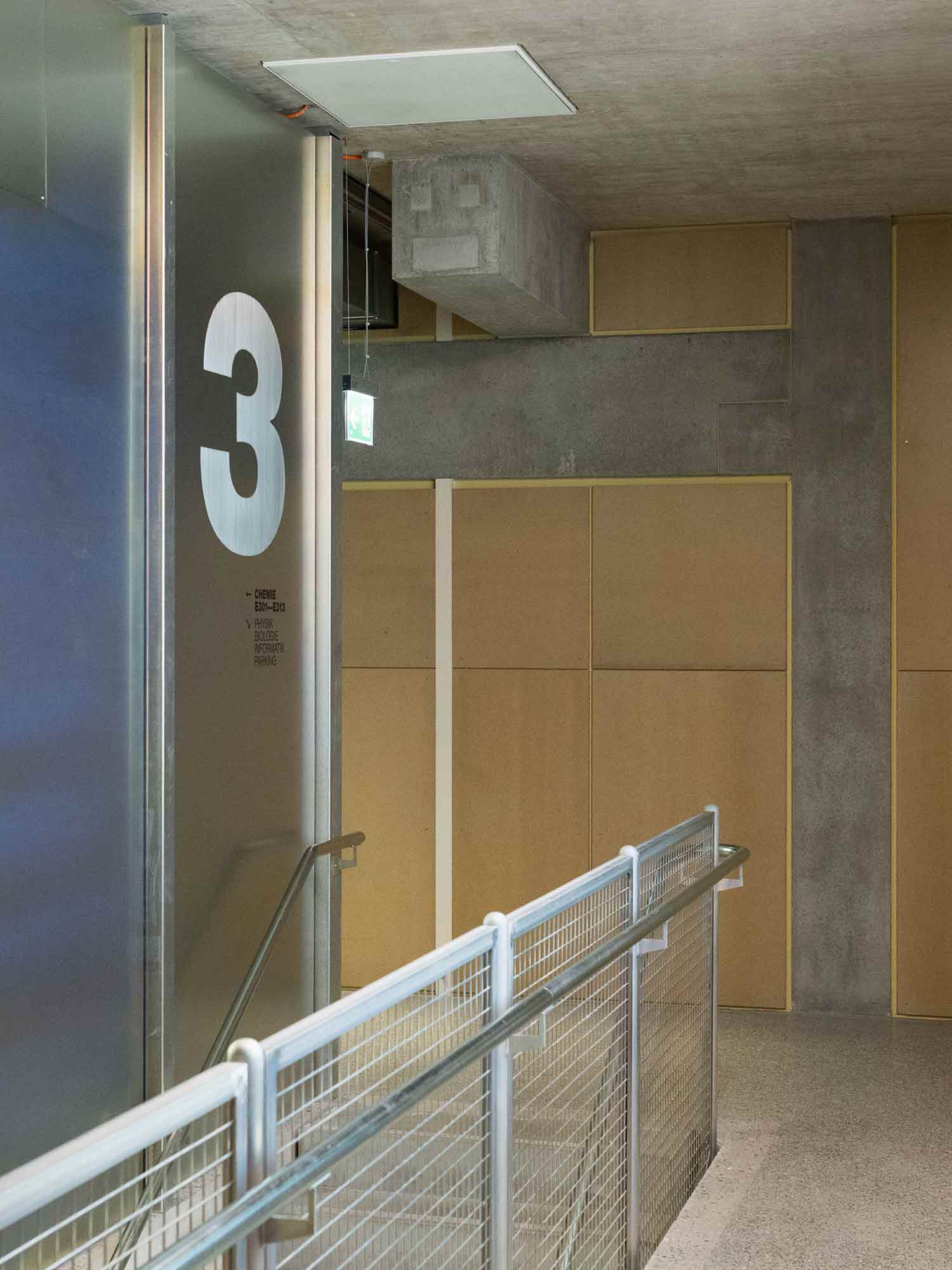 Kantonsschule Limmattal, Signaletik, Stockwerkziffern geschliffen