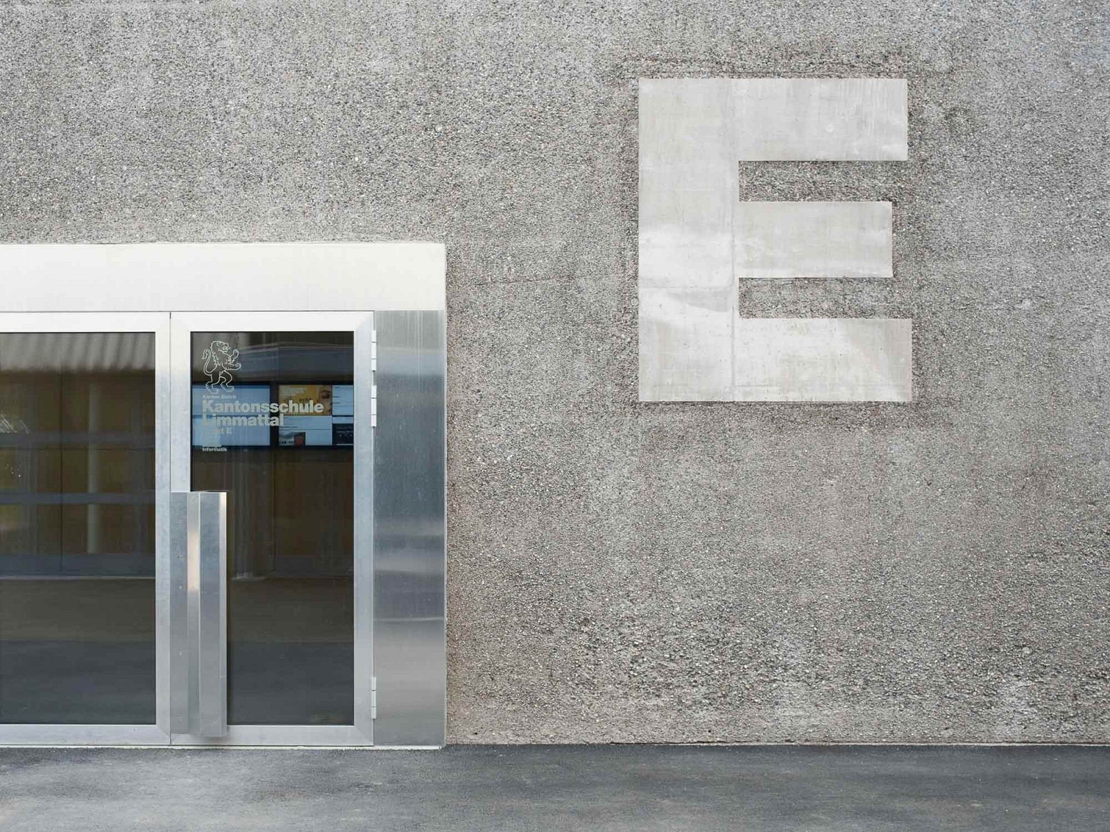 Kantonsschule Limmattal, Signaletik, Fassade Trakt E, Waschbeton