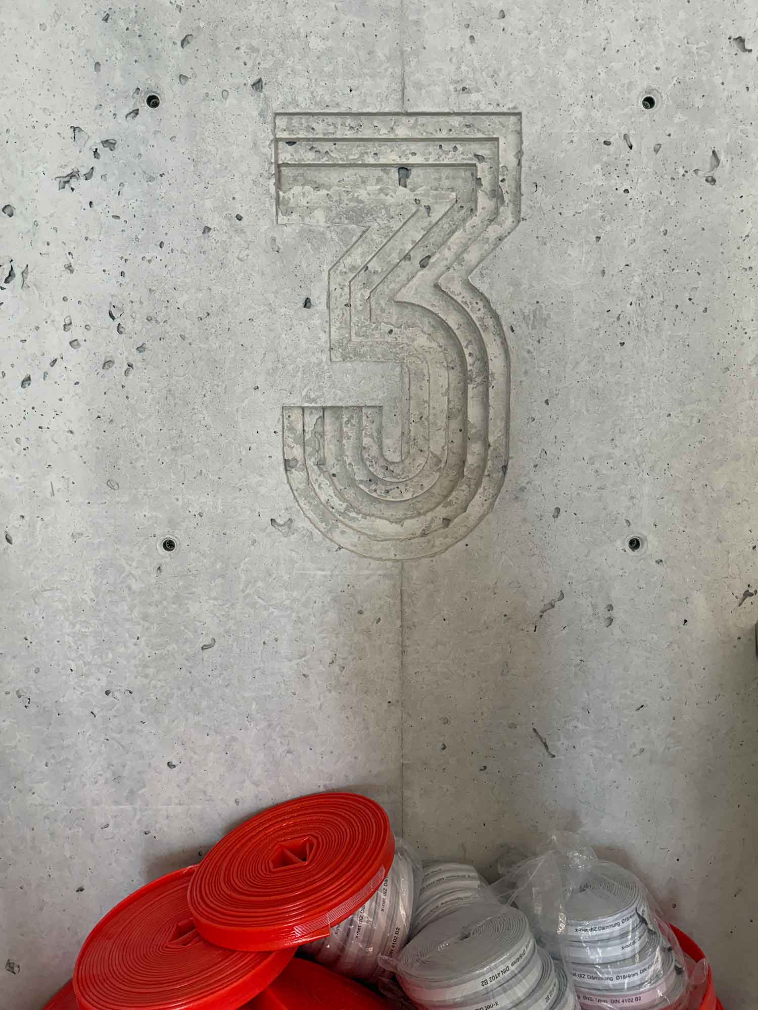 Signaletik Längsbau Brünnen Stockwerkziffern